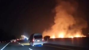 Meteor-jatuh-di-dekat-ruas-Tol-Ciperna-Cirebon-Jawa-Barat-Minggu-5102025-malam.jpg