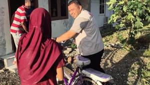 Michael-Octaviano-menyerahkan-sepeda-kepada-seorang-remaja-kurang-mampu.jpg