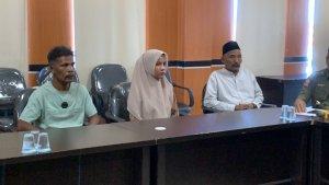 Mira-Ulfa-didampingi-orang-tua-dan-kepala-desa-menghadiri-panggilan-Satpol-PP-WH.jpg