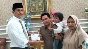Mirwan-beri-bantuan-pribadi-ke-pasien-penderita-bocor-jantung.jpg
