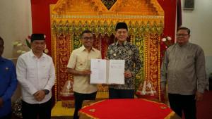 MoU-tentang-Penyediaan-dan-Distribusi-Beras-antar-daerah-di-Pendopo-Bupati-Abdya.jpg