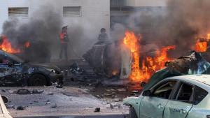 Mobil-terbakar-menyusul-serangan-roket-dari-Jalur-Gaza-di-Ashkelon-Israel-selatan.jpg