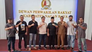 Mohd-Rizki-Ramadhan-foto-bersama-pimpinan-Serambi.jpg