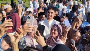 Momen-Duta-Sheila-On-7-diserbu-penggemar-saat-salat-Idul-Fitri-di-Sleman.jpg