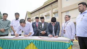 Mualem-Serahkan-RS-Regional-Jadi-Aset-Pemkab-Aceh-Tengah.jpg