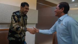 Mualem-bersalaman-dengan-Menteri-Hanif-Faisol.jpg
