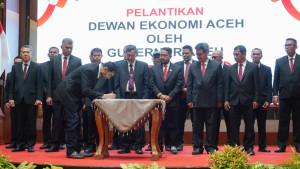 Mualem-lantik-dewan-ekonomi-aceh-kamis-malam.jpg