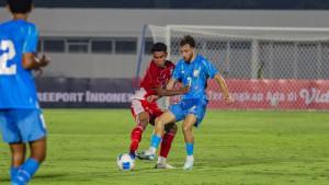 Muhammad-Ferarri-berebut-bola-dengan-Suhail-Ahmad-Bhat-dalam-laga-Timnas-Indonesia-vs-India.jpg
