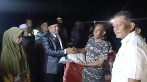 Mukhlis-tinjau-rumah-terbakar-di-Makmur.jpg