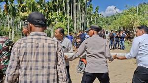 Muspika-Jeunieb-Bireuen-bersama-unsur-masyarakat-membuka-penghalang-penutup-jalan.jpg