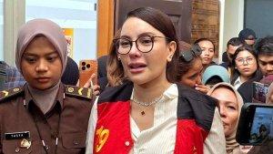 Nikita-Mirzani-menangis-di-dalam-ruang-sidang-saat-membacakan-nota-eksepsi.jpg