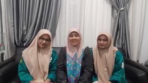 Nurul-Husna-bersama-Happyna-Ramadhani-dan-Niftara-Fhonaya_teliti-HIV-AIDS_UIN-Ar-Raniry.jpg
