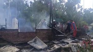 PETUGAS-memadamkan-api-di-rumah-terbakar-di-Desa-Rantau-Panyang-Juli-Bireuen.jpg