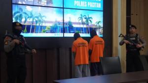 PN-kiri-tersangka-persetubuhan-terhadap-teman-medsosnya-saat-pres-rilis-di-Mapolres-Pacitan.jpg