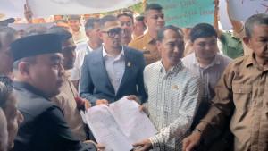 PPPK-Paruh-Waktu-saat-menggelar-aksi-di-DPRA.jpg
