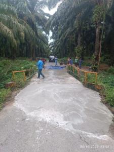 PT-Socfindo-Seumanyam-memperbaiki-jembatan-Alue-Pungkie.jpg