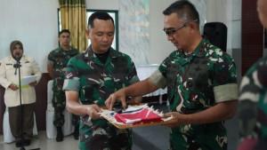 Pangdam-IM-terima-pistol-dan-M16.jpg