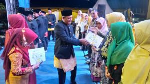 Panitia-pelaksana-HUT-ke-26-Bireuen-serahkan-hadiah.jpg