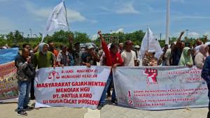 Para-demonstran-yang-menamakan-diri-sebagai-AMMK-menuntut-dikembalikan-lahan.jpg