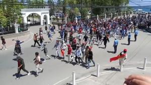 Parlemen-Timor-Lester-di-Demo-Gen-Z-Polisi-Tembakkan-Gas-Air-Mata-Bubarkan-Massa-Ini-Persoalannya.jpg