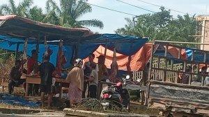 Pedagang-menjual-daging-meugang-di-jalan-nasional-Simpang-Peut-Kuala-Nagan-Raya.jpg
