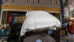 Pekerja-di-Pasar-Kota-Kualasimpang-memanggul-beras.jpg