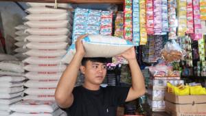 Pekerja-memanggul-beras-di-Pasar-Kota-Kualasimpang.jpg
