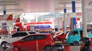 Pelanggan-isi-bahan-bakar-di-SPBU.jpg