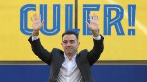 Pelatih-baru-Barcelona-Xavi-Hernandez-menyapa-publik-Stadion-Camp-Nou.jpg