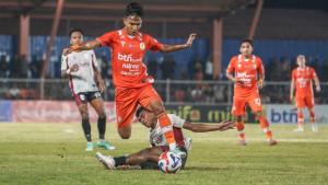 Pemain-Persiraja-Banda-Aceh-berebut-bola-dengan-pemain-Garudayaksa-Fc.jpg