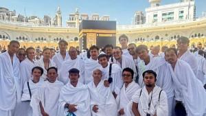 Pemain-dan-tim-pelatih-timnas-Indonesia-menjalani-ibadah-umrah-sebelum-melawan-Arab-Saudi-dan-Irak.jpg