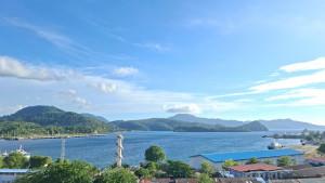 Pemandangan-cuaca-cerah-berawan-di-Teluk-Sabang.jpg