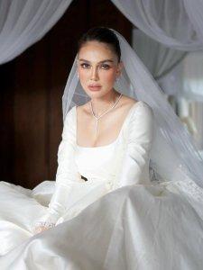 Penampilan-Luna-Maya-di-momen-resepsi-pernikahannya-dengan-Maxime-Bouttier.jpg