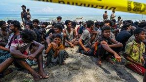 Pengungsi-Rohingya-yang-baru-tiba-berkumpul-dan-beristirahat-di-pantai-Aceh.jpg