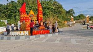 Pengunjung-berselfie-di-tugu-kopiah-khas-Aceh-di-Proyek-Bendungan-Rukoh.jpg