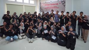 Pengurus-UKM-Scenia-Film-Unimal-foto-bersama-dengan-peserta-seusai-pembukaan-Workshop.jpg