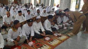 Penjabat-Bupati-Aceh-Singkil-Drs-Azmi-MAP-melakukan-peusijuek-jemaah-calon-haji.jpg