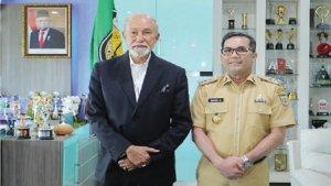 Penjabat-PjWali-Kota-Banda-Aceh-Bakri-Siddiq-berfoto.jpg