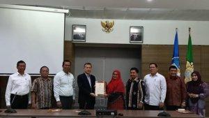 Penyerahan-sertifikat-ASIIN-oleh-Rektor-USK-Prof-Marwan.jpg