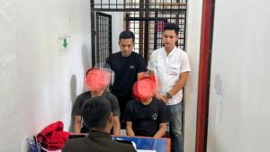Penyidik-Satreskrim-Polres-Abdya-saat-menyerahkan-dua-tersangka-kasus-pencurian-AC.jpg