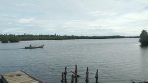 Perahu-melewati-sungai-menuju-danau-Anak-Laut-yang-jadi-alur-pelayanan-nelayan.jpg