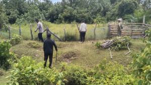 Personel-BKSDA-bersama-Camat-Kuala-Baru-mengecek-lokasi-warga-melihat-harimau.jpg