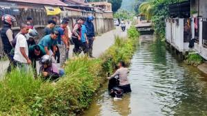 Personel-Polres-Aceh-Barat-Daya-Abdya-saat-menaikkan-sepeda-motor-milik-emak-emak.jpg