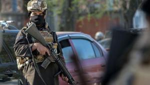 Personel-keamanan-Taliban-memeriksa-kendaraan-yang-melewati-checkpoint-di-Kabul-Afghanistan.jpg