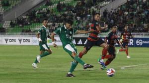 Pesepakbola-PSMS-Medan-berusaha-melawati-kawalan-pesepakbola-Persekat-Tegal.jpg
