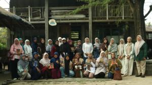 Peserta-diskusi-sastra-foto-bersama-usai-bedah-novel-bertajuk-Paya-Nie.jpg