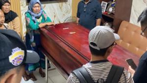 Peti-jenazah-Reno-Syahputra-Dewo-tiba-di-rumah-duka.jpg