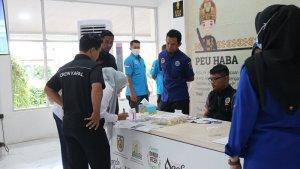 aceh/Petugas-BNNK-Banda-Aceh-melakukan-tes-urine-kepada-ABK-kapal-cepat-di-Pelabuhan-Ulee-Lheu.jpg