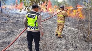 Petugas-BPBD-Aceh-Besar-dan-pihak-kepolisian-melakukan-upaya-pemadaman-terhadap-lahan-ilalang.jpg