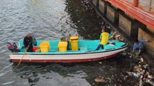 Petugas-DLHK-Sabang-sedang-membersihkan-sampah-laut.jpg
